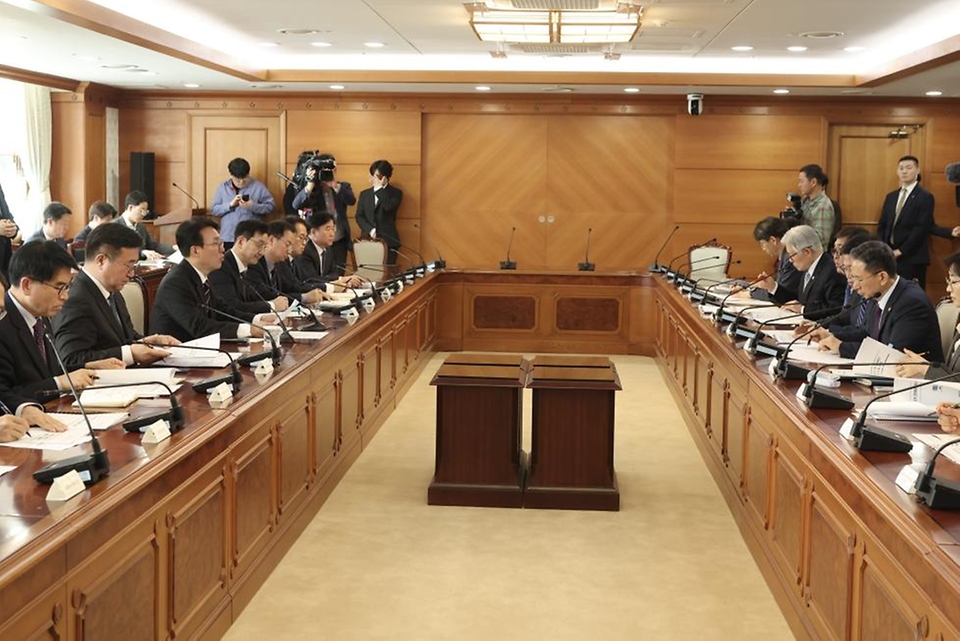 김민석 국무총리가 4월 14일 세종대로 정부서울청사에서 열린 공명선거 관계장관회의를 주재하고 있다.