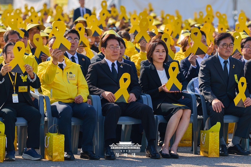 이재명 대통령과 김혜경 여사가 4월 16일 경기도 안산 화랑유원지에서 열린 세월호 참사 12주기 기억식에서 추모 리본을 들고 4·16 합창단의 공연을 관람하고 있다.