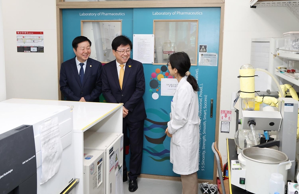 최교진 교육부 장관이 4월 16일 충남대학교를 방문해 4단계 두뇌한국(BK)21 사업 교육연구단의 성과를 격려하고, 대학원생과 박사후연구원 등 사업 참여 인력의 의견을 청취하기 위한 간담회를 개최하고 있다.