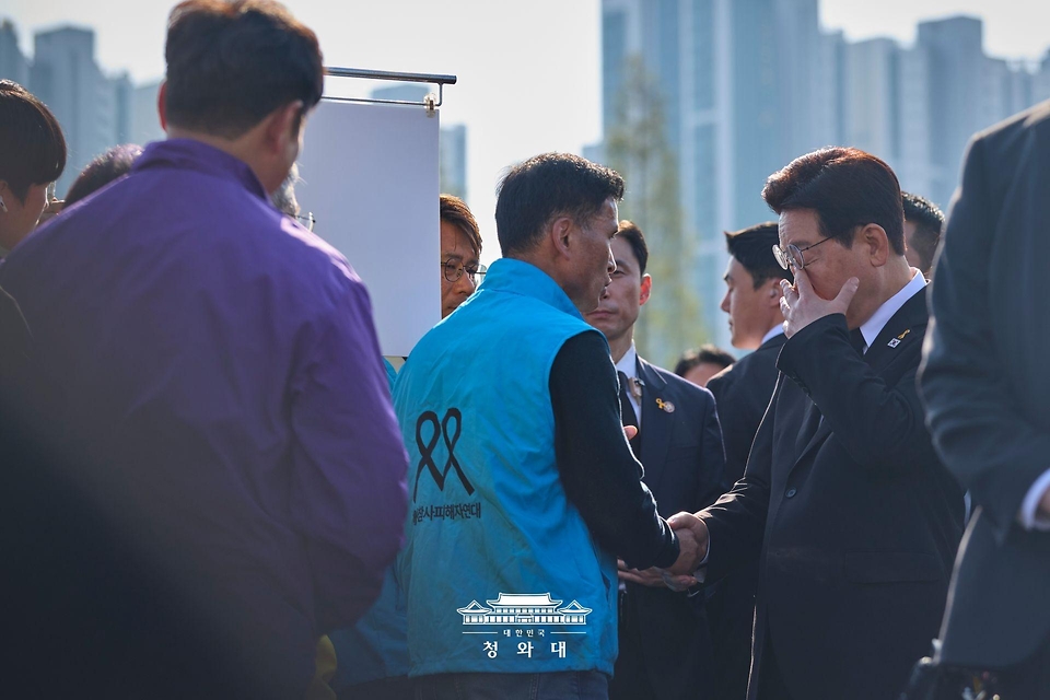 이재명 대통령이 4월 16일 경기도 안산 화랑유원지에서 열린 세월호 참사 12주기 기억식 후 재난참사피해자연대 관계자들과 대화하고 있다. 