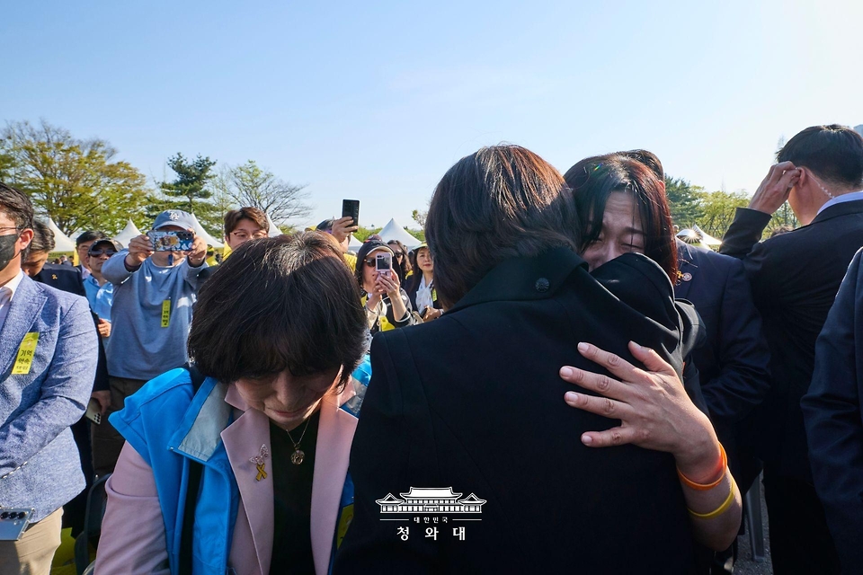 김혜경 여사가 4월 16일 경기도 안산 화랑유원지에서 열린 세월호 참사 12주기 기억식에서 참석자들을 위로하고 있다.