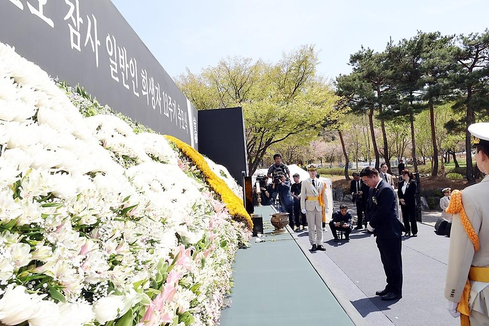 윤호중 행정안전부 장관이 4월 16일 오전 인천 부평구 인천가족공원에서 열린 세월호참사 일반인 희생자 12주기 추모식에서 헌화·분향하고 있다.