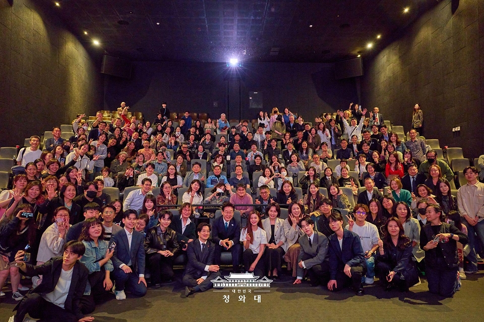 이재명 대통령과 김혜경 여사가 4월 15일 서울 CGV 용산아이파크몰에서 제주 4.3 사건 영화 '내 이름은'을 관람한 뒤 정지영 감독, 출연 배우들을 비롯한 참석자들과 기념촬영을 하고 있다.