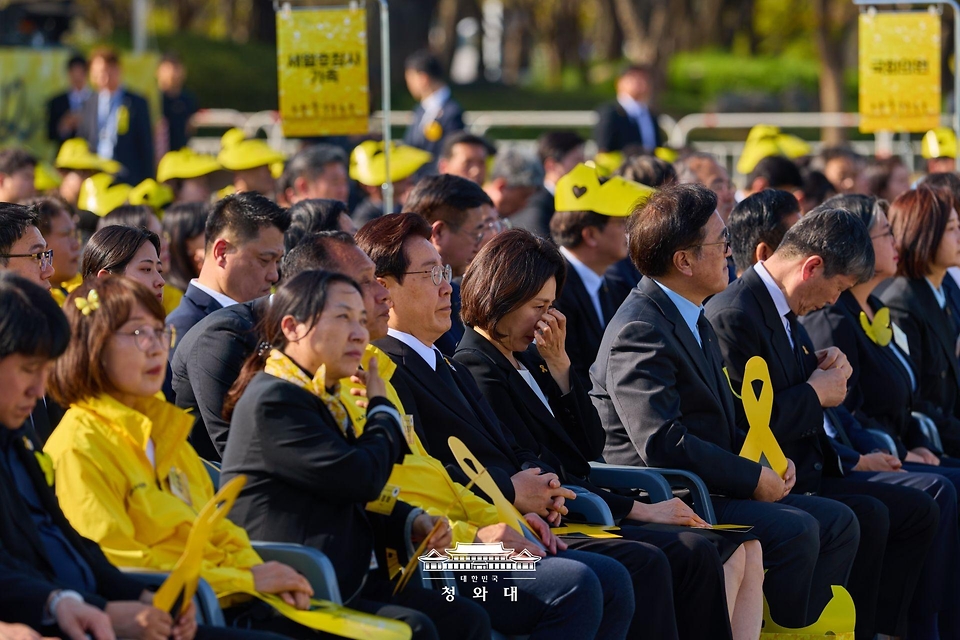 이재명 대통령과 김혜경 여사가 4월 16일 경기도 안산 화랑유원지에서 열린 세월호 참사 12주기 기억식에서 추모 리본을 들고 4·16 합창단의 공연을 관람하고 있다.