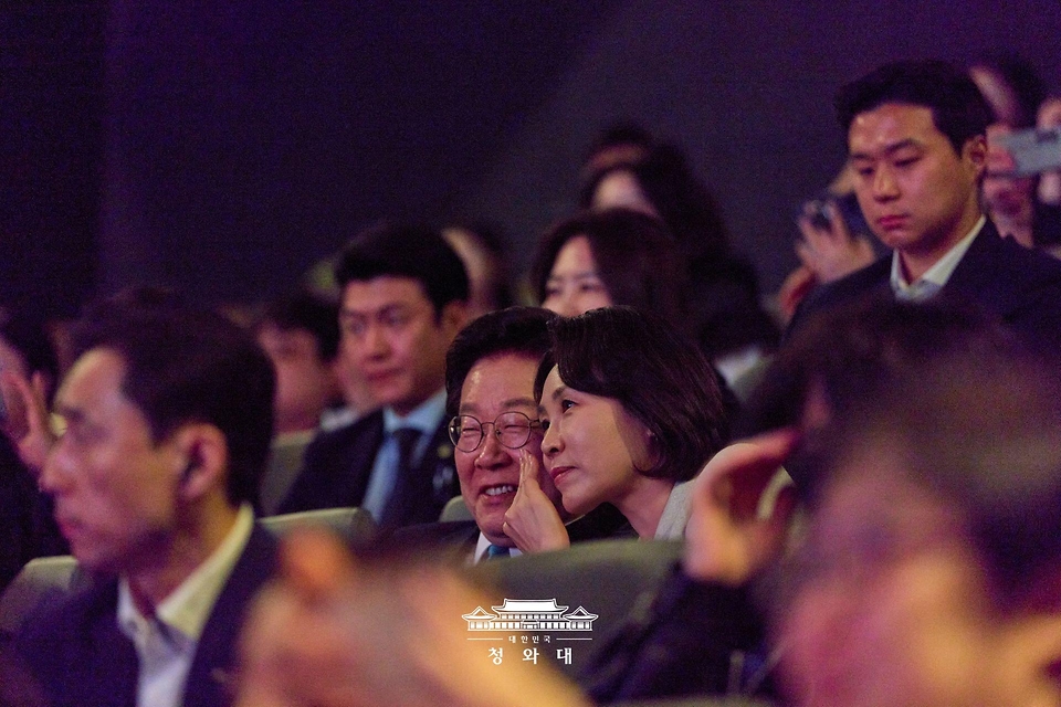 이재명 대통령과 김혜경 여사가 4월 15일 서울 CGV 용산아이파크몰에서 제주 4.3 사건 영화 '내 이름은'을 관람하고 있다.