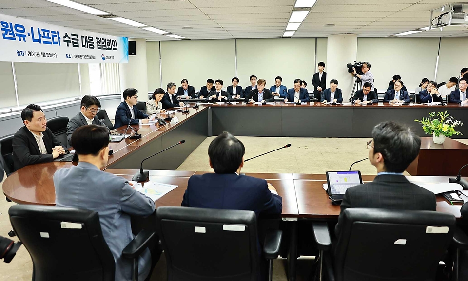 김정관 산업통상부 장관이 4월 15일 서울 종로구 석탄회관 대회의실에서 해양수산부, 외교부 등 관계부처와 석유화학업계, 해운업계, 정유업계 대표 및 관계자가 참석한 가운데 '미국-이란 간 단기간 휴전에도 불구하고 중동 지역 정세의 불확실성이 지속됨에 따라 우리나라 나프타 및 원유 수급 상황을 면밀히 점검하고 향후 대응방안을 논의'하기 위해 열린 '나프타·원유 수급 대응 점검회의'를 주재하고 있다.<br>
<br>
인사말을 한 후에는 나프타·원유 도입 상황, 대체항로 마련, 석유제품 생산과 공급 계획 등을 점검하고 업계의 현장 상황과 애로 및 건의사항을 논의하고 있다.