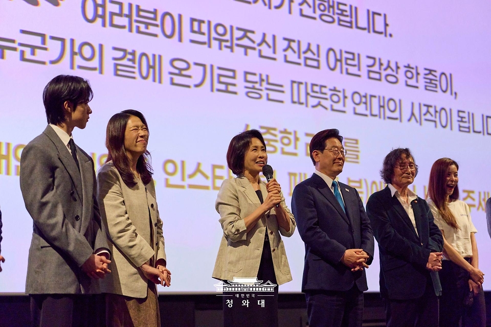 김혜경 여사가 이재명 대통령과 함께 4월 15일 제주 4.3 사건 영화 '내 이름은' 관람을 위해 서울 CGV 용산아이파크몰을 방문해 인사말을 하고 있다.