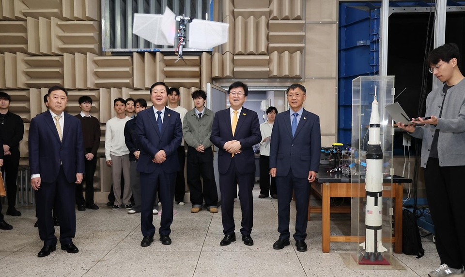 최교진 교육부 장관이 4월 16일 충남대학교를 방문해 4단계 두뇌한국(BK)21 사업 교육연구단의 성과를 격려하고, 대학원생과 박사후연구원 등 사업 참여 인력의 의견을 청취하기 위한 간담회를 개최하고 있다.