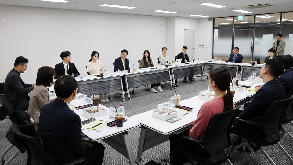 최교진 교육부 장관이 4월 16일 충남대학교를 방문해 4단계 두뇌한국(BK)21 사업 교육연구단의 성과를 격려하고, 대학원생과 박사후연구원 등 사업 참여 인력의 의견을 청취하기 위한 간담회를 개최하고 있다.