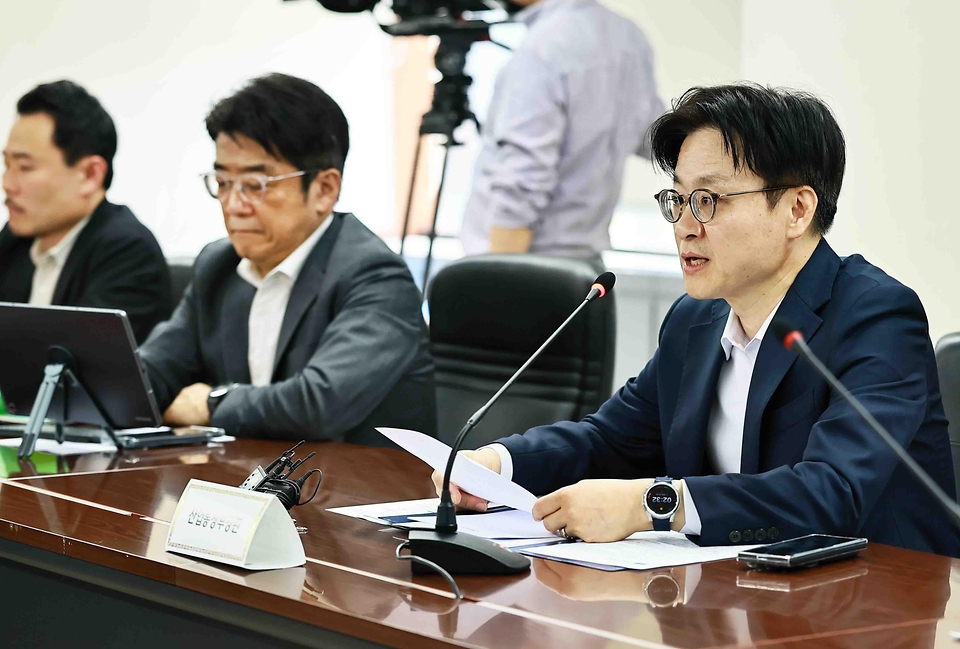 김정관 산업통상부 장관이 4월 15일 서울 종로구 석탄회관 대회의실에서 해양수산부, 외교부 등 관계부처와 석유화학업계, 해운업계, 정유업계 대표 및 관계자가 참석한 가운데 '미국-이란 간 단기간 휴전에도 불구하고 중동 지역 정세의 불확실성이 지속됨에 따라 우리나라 나프타 및 원유 수급 상황을 면밀히 점검하고 향후 대응방안을 논의'하기 위해 열린 '나프타·원유 수급 대응 점검회의'를 주재하고 있다.<br>
<br>
인사말을 한 후에는 나프타·원유 도입 상황, 대체항로 마련, 석유제품 생산과 공급 계획 등을 점검하고 업계의 현장 상황과 애로 및 건의사항을 논의하고 있다.