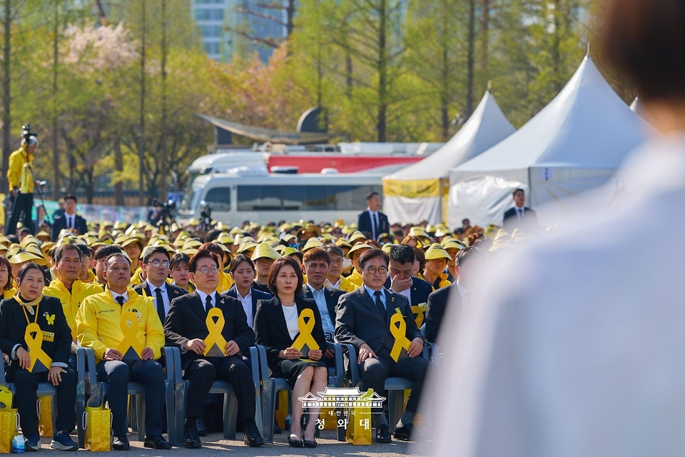 이재명 대통령과 김혜경 여사가 4월 16일 경기도 안산 화랑유원지에서 열린 세월호 참사 12주기 기억식에서 추모 리본을 들고 4·16 합창단의 공연을 관람하고 있다.