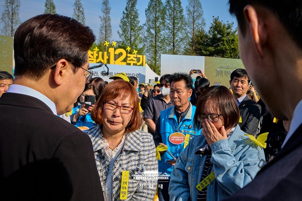 이재명 대통령이 4월 16일 경기도 안산 화랑유원지에서 열린 세월호 참사 12주기 기억식에서 참석자들과 인사하고 있다.