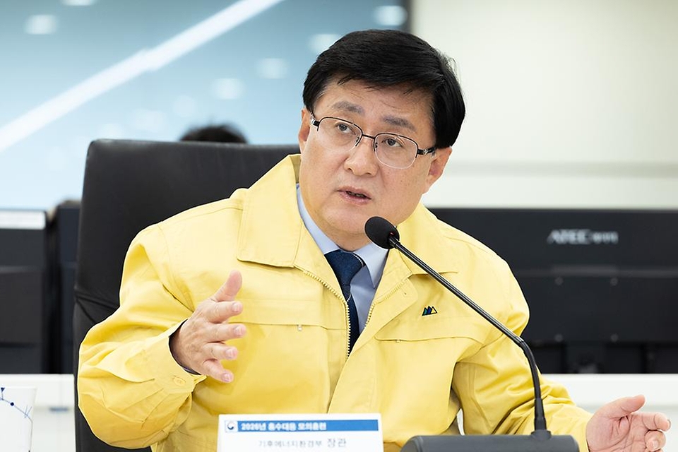 김성환 기후에너지환경부 장관이 4월 15일 서울 서초구 한강홍수통제소에서 제3회 대한민국 홍수안전강조기간의 첫 일정으로 홍수대응 모의훈련을 지휘하며 대응 체계를 점검하고 있다.