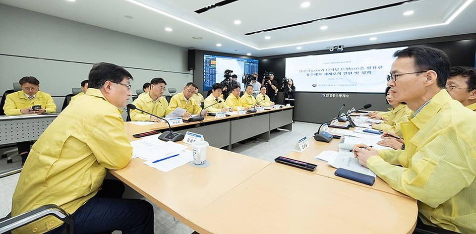 김성환 기후에너지환경부 장관이 4월 15일 서울 서초구 한강홍수통제소에서 제3회 대한민국 홍수안전강조기간의 첫 일정으로 홍수대응 모의훈련을 지휘하며 대응 체계를 점검하고 있다.