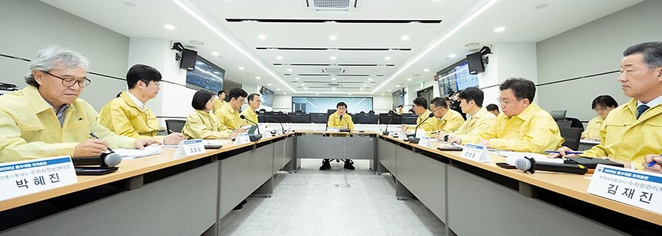 김성환 기후에너지환경부 장관이 4월 15일 서울 서초구 한강홍수통제소에서 제3회 대한민국 홍수안전강조기간의 첫 일정으로 홍수대응 모의훈련을 지휘하며 대응 체계를 점검하고 있다.