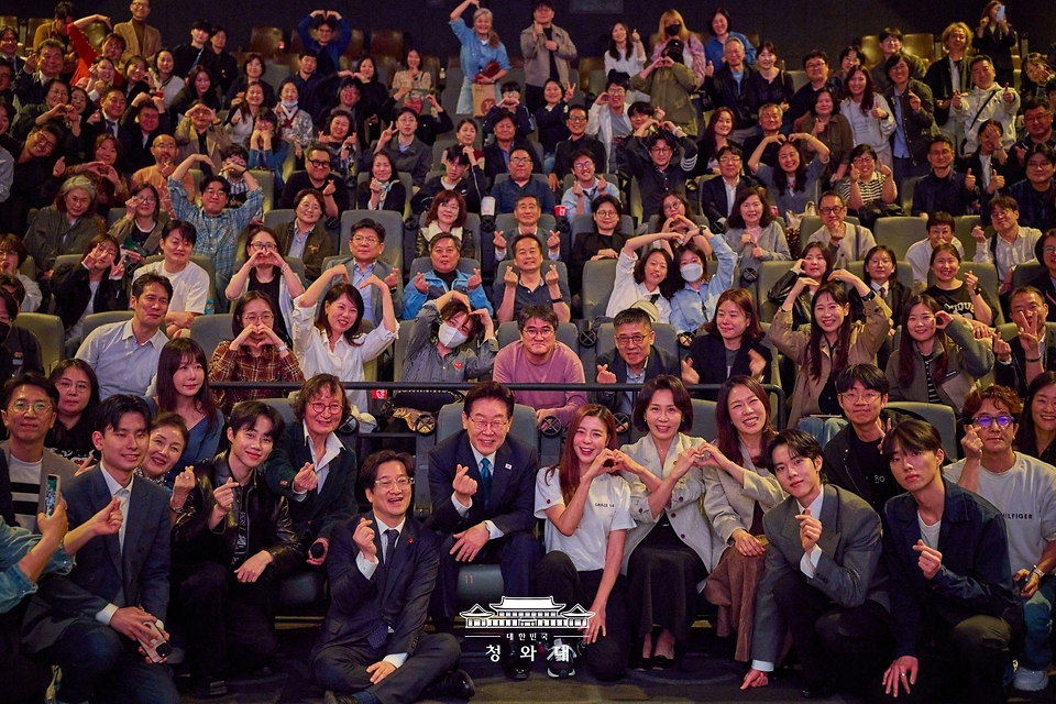 이재명 대통령과 김혜경 여사가 4월 15일 서울 CGV 용산아이파크몰에서 제주 4.3 사건 영화 '내 이름은'을 관람한 뒤 정지영 감독, 출연 배우들을 비롯한 참석자들과 기념촬영을 하고 있다.