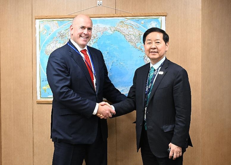 주요 20개국(G20) 재무장관회의 및 국제통화기금(IMF)/세계은행(WB) 춘계회의 참석차 미국 워싱턴D.C.를 방문 중인 구윤철 부총리 겸 재정경제부 장관이 4월 15일 오후(현지 시간) 국제통화기금(IMF)에서 하비 슈와츠 칼라일 최고경영자(CEO)와 면담에 앞서 악수하며 기념사진을 찍고 있다.