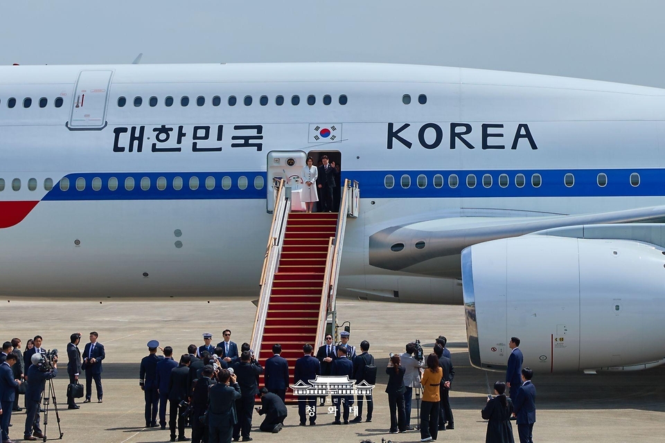 인도·베트남을 국빈 방문하는 이재명 대통령과 김혜경 여사가 4월 19일 성남 서울공항 공군 1호기에서 환송객에게 인사하고 있다.