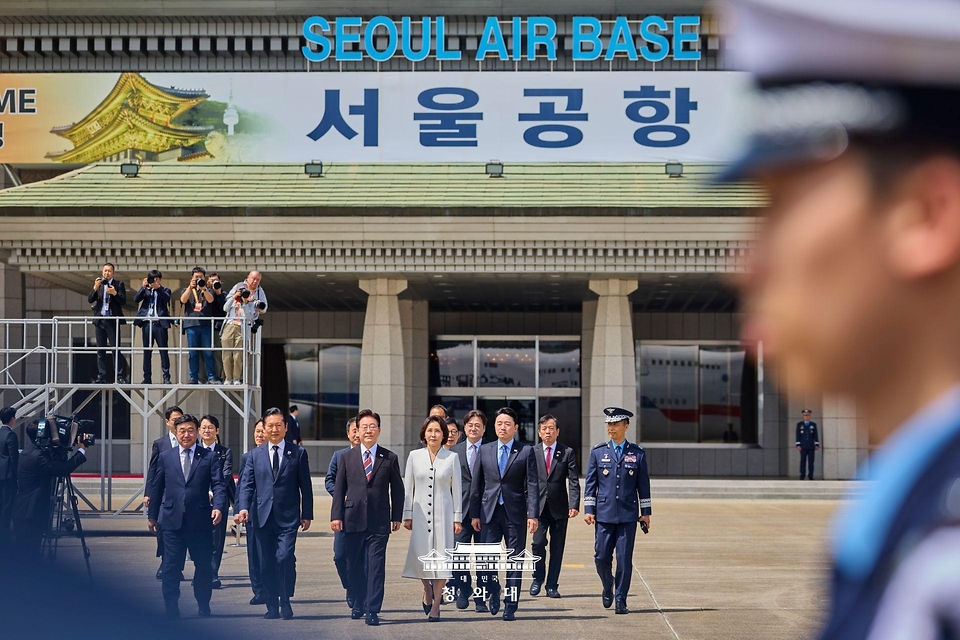 인도·베트남을 국빈 방문하는 이재명 대통령과 김혜경 여사가 4월 19일 성남 서울공항에서 공군 1호기로 이동하고 있다.