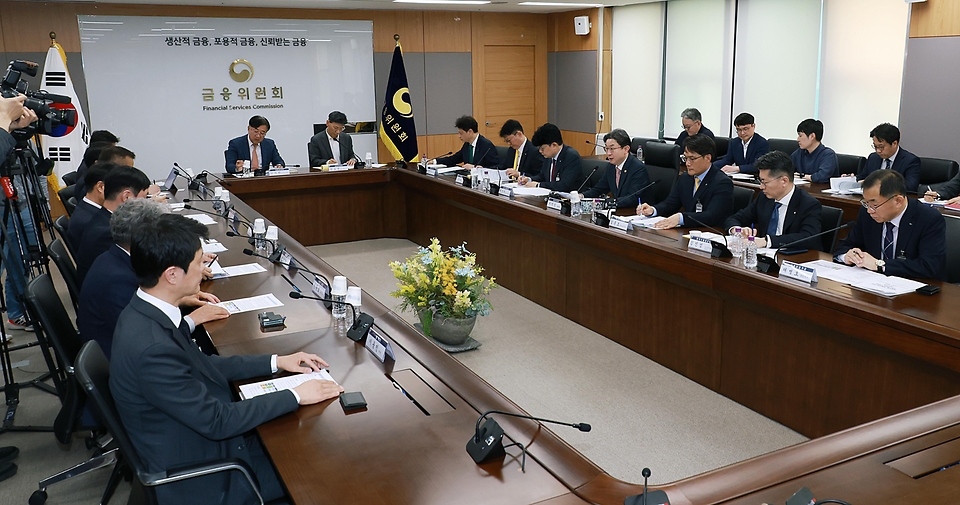 이억원 금융위원장이 4월 17일 서울 종로구 정부서울청사에서 개최한 철강 및 관련 업계, 정책·민간금융기관과 '제3차 중동상황 피해업종 산업-금융권 간담회를 통해 철강 및 후방산업의 경영·자금상황을 점검하고 현장 목소리를 청취하고 있다.