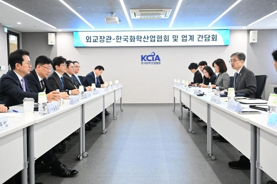 조현 외교부 장관이 4월 17일 한국화학산업협회를 방문해 중동사태로 촉발된 에너지 위기로 나프타 수급에 차질을 겪고 있는 국내 주요 석유화학업체 대표들과 간담회를 갖고 현장의 목소리를 직접 청취하고 있다.