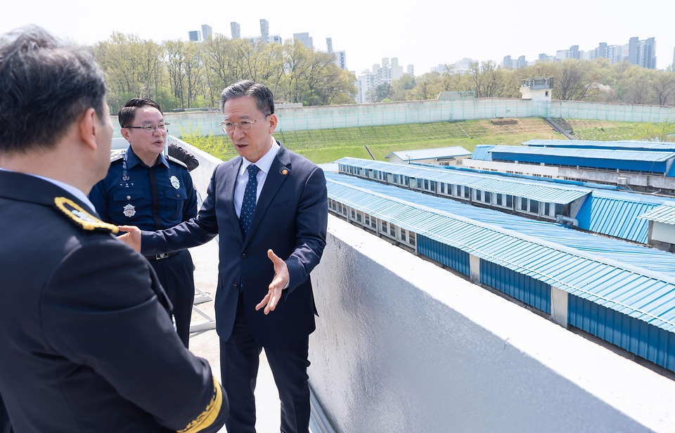 정성호 법무부 장관이 4월 15일 안양교도소에서 '제2차 교정시설 현장 진단'을 실시하고 있다.