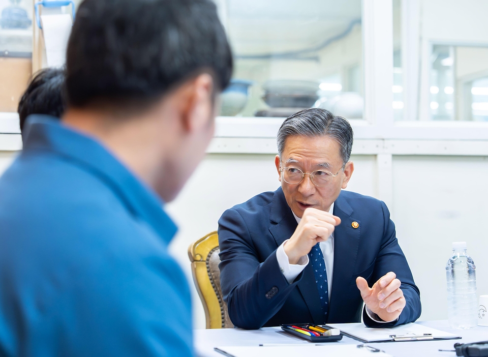 정성호 법무부 장관이 4월 15일 안양교도소에서 '제2차 교정시설 현장 진단'을 실시하고 있다.