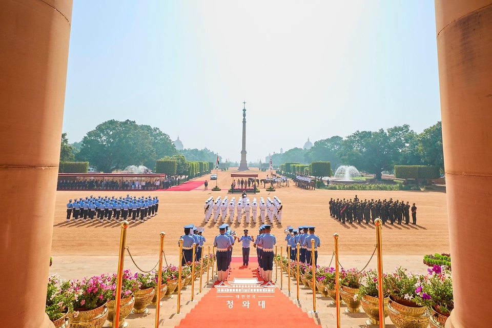 4월 20일(현지 시간) 인도 뉴델리 대통령궁에서 열린 이재명 대통령 국빈 방문 공식환영식에서 의장대가 사열해 있다.
