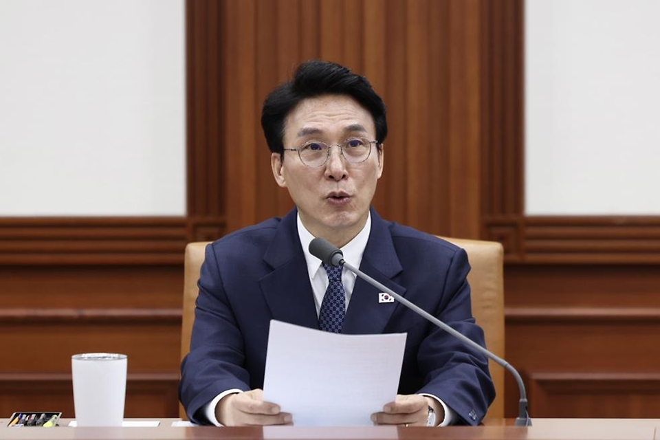 김민석 국무총리가 4월 22일 세종대로 정부서울청사에서 열린 비상경제본부회의를 주재하고 있다.