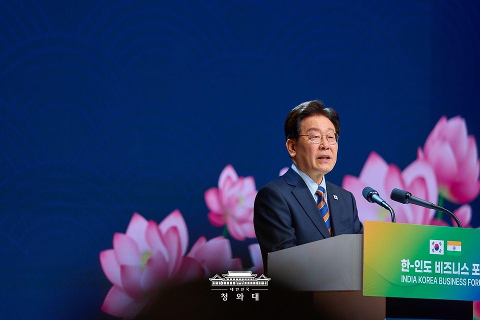 이재명 대통령이 4월 20일(현지 시간) 인도 뉴델리 바라트 만다팜 컨벤션센터에서 열린 한-인도 비즈니스포럼에서 발언하고 있다.