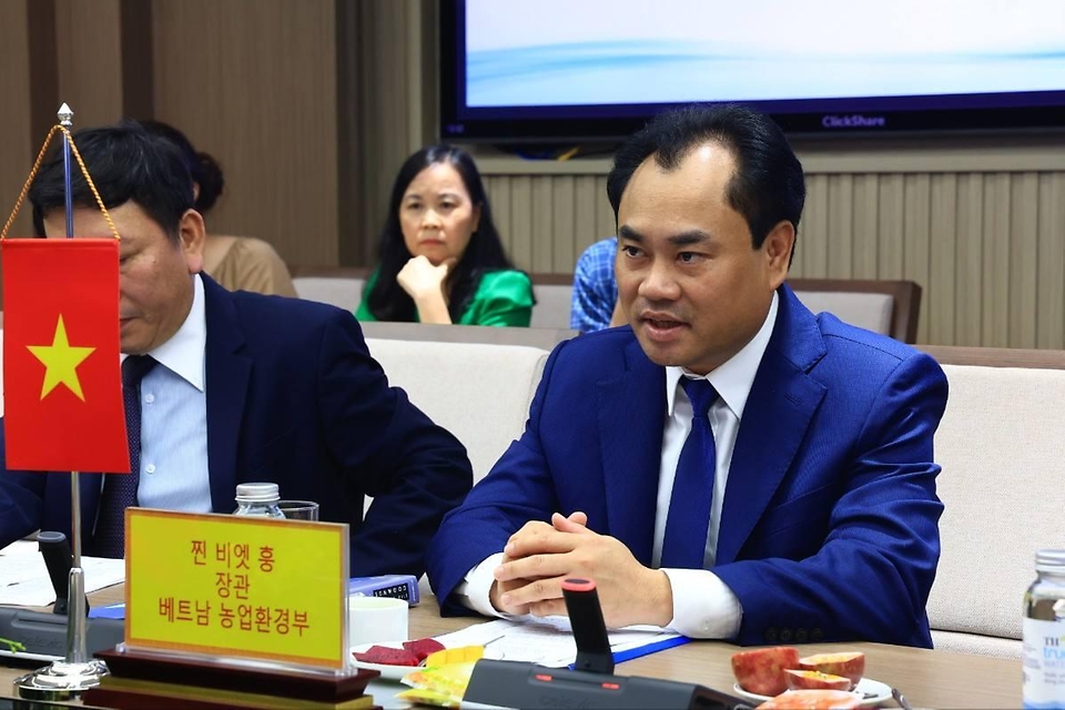 송미령 농림축산식품부 장관이 4월 21일(현지 시간) 베트남 농업환경부 장관과 면담을 통해 농식품 교역, 가축전염병 공동 연구 등 양국 간 다양한 농업 협력을 약속하고 있다.