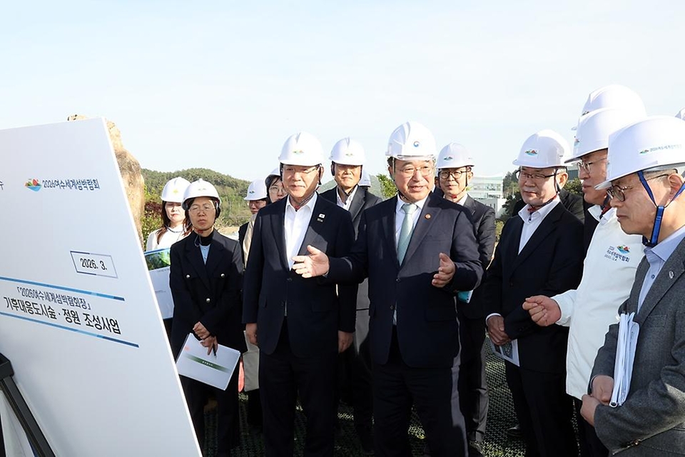 윤호중 행정안전부 장관이 4월 21일 오후 2026 여수세계섬박람회 주행사장 조성공사 현장을 방문해 주요시설 추진상황 등을 점검하고 있다.