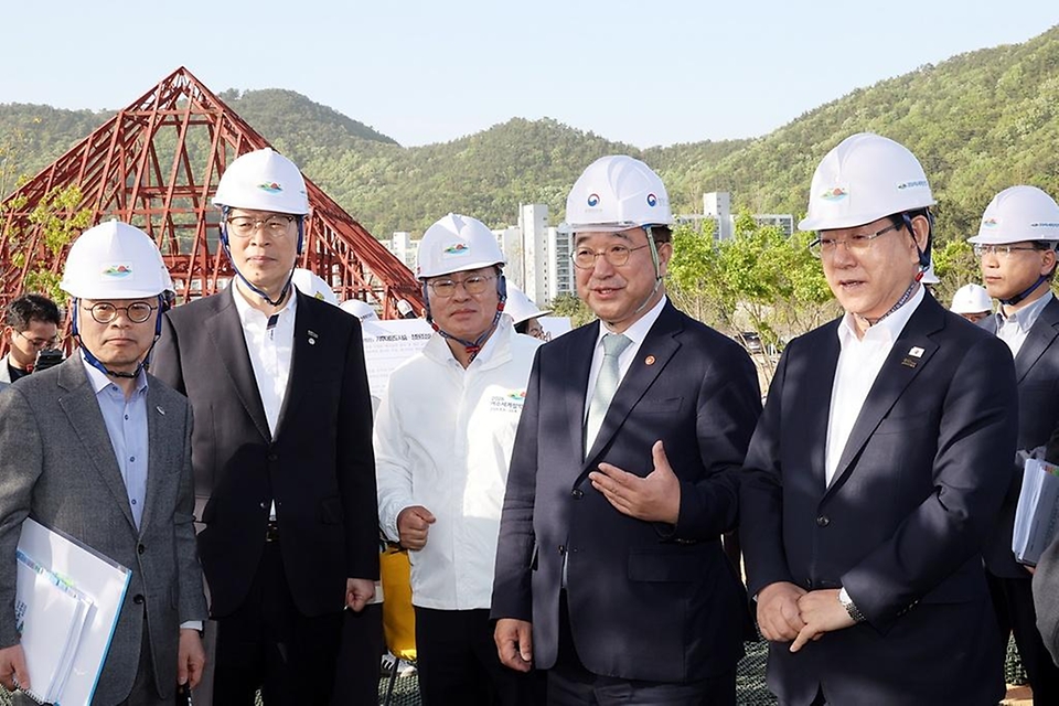 윤호중 행정안전부 장관이 4월 21일 오후 2026 여수세계섬박람회 주행사장 조성공사 현장을 방문해 주요시설 추진상황 등을 점검하고 있다.
