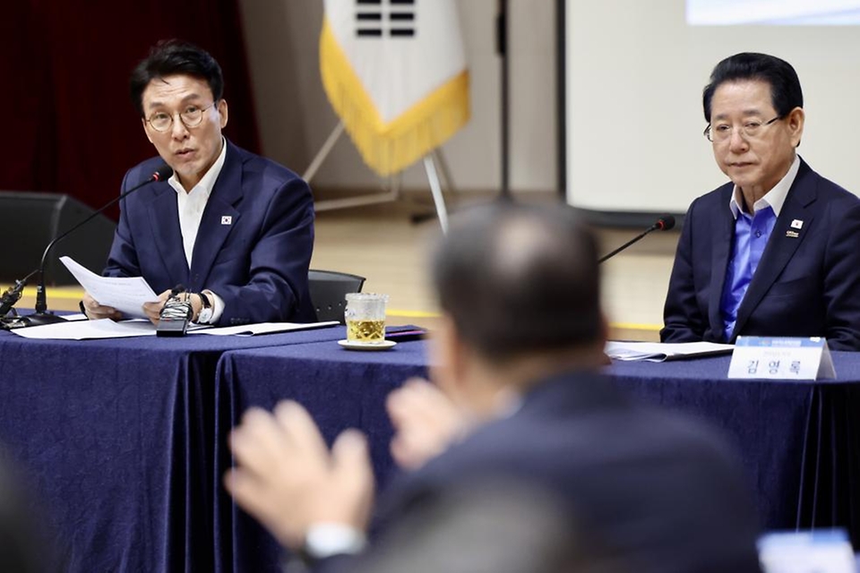 김민석 국무총리가 4월 23일 전남 여수시 여수세계섬박람회 주 행사장인 돌산 진모지구를 방문, 현장을 점검하고 있다.