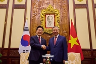 한·베트남 정상회담 소인수 회담 및 기념촬영 사진 1
