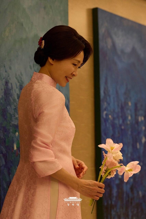 청와대는 김혜경 여사가 또 럼 베트남 공산당 서기장 겸 국가주석의 부인 응오 프엉 리 여사가 선물한 아오자이를 입은 모습을 4월 23일 SNS에 공개했다.