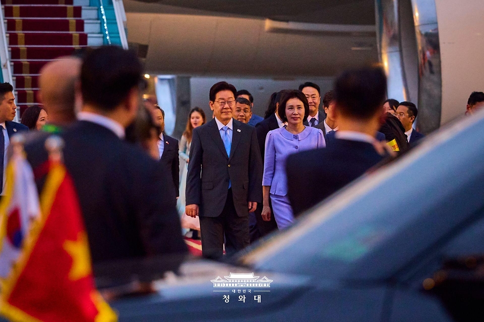베트남을 국빈 방문한 이재명 대통령과 김혜경 여사가 4월 21일(현지 시간) 하노이 노이바이 국제공항에 도착해 이동하고 있다.