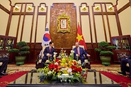 한·베트남 정상회담 소인수 회담 및 기념촬영 사진 3