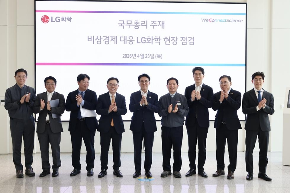 김민석 국무총리가 4월 23일 중동전쟁 비상경제 대응 관련 전남 여수시 LG화학 여수공장을 방문, 현장 상황을 점검하고 있다.