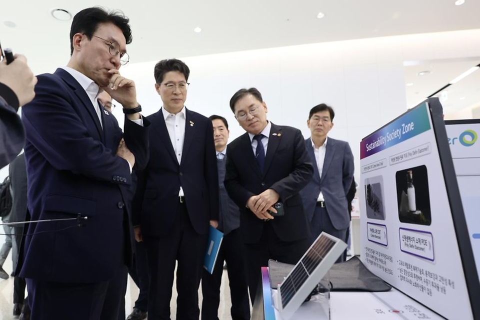 김민석 국무총리가 4월 23일 중동전쟁 비상경제 대응 관련 전남 여수시 LG화학 여수공장을 방문, 현장 상황을 점검하고 있다.