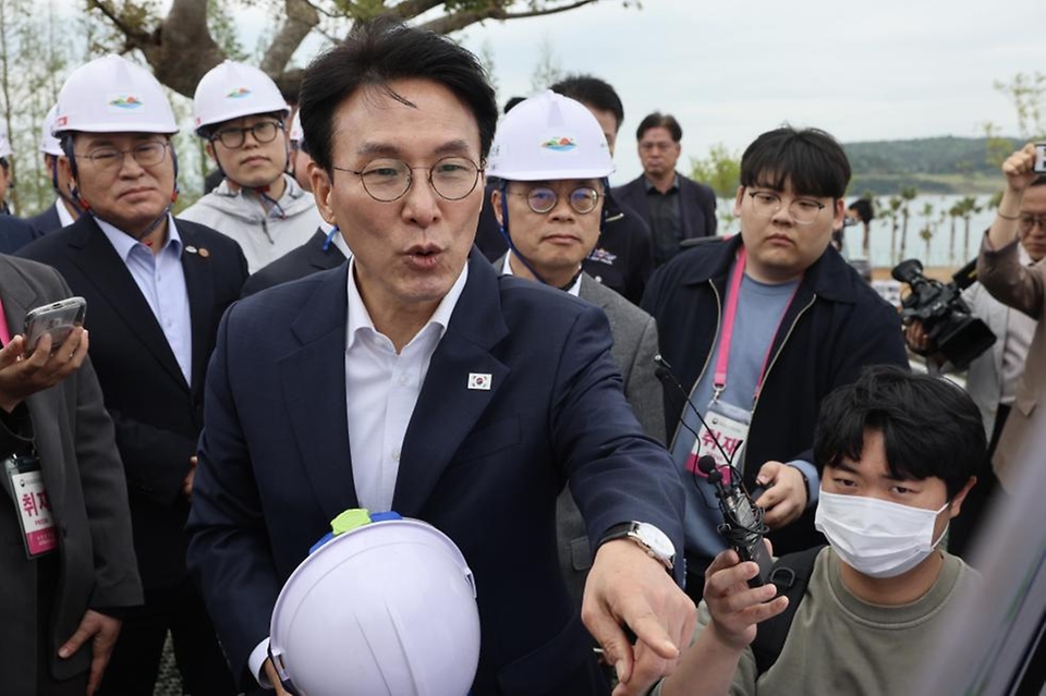 김민석 국무총리가 4월 23일 전남 여수시 여수세계섬박람회 주 행사장인 돌산 진모지구를 방문, 현장을 점검하고 있다.