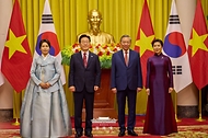 한·베트남 정상회담 소인수 회담 및 기념촬영 사진 4