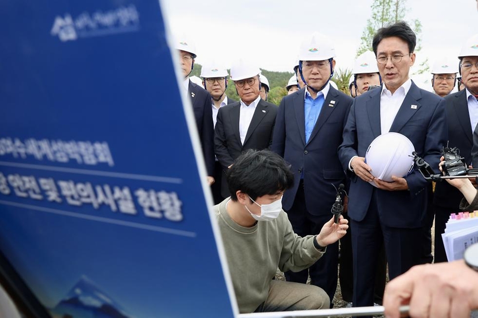 김민석 국무총리가 4월 23일 전남 여수시 여수세계섬박람회 주 행사장인 돌산 진모지구를 방문, 현장을 점검하고 있다.