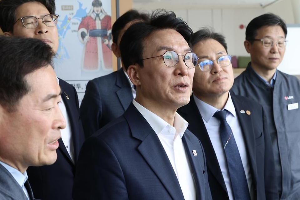 김민석 국무총리가 4월 23일 중동전쟁 비상경제 대응 관련 전남 여수시 LG화학 여수공장을 방문, 현장 상황을 점검하고 있다.