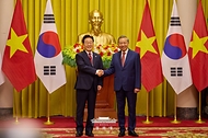 한·베트남 정상회담 소인수 회담 및 기념촬영 사진 2