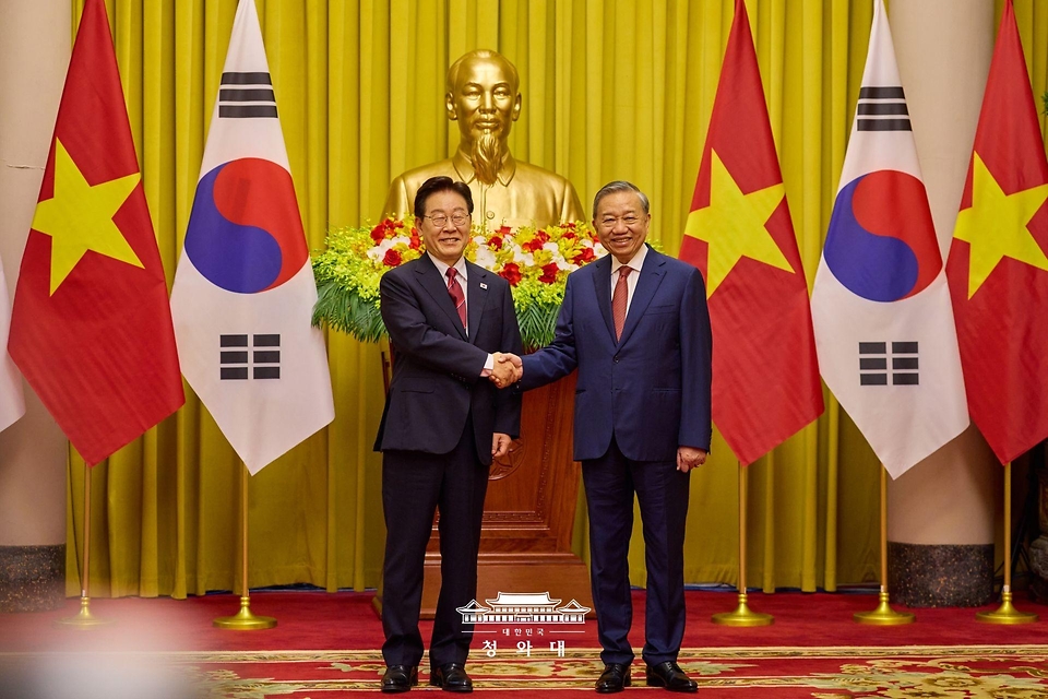 이재명 대통령과 또 럼 베트남 공산당 서기장 겸 국가주석이 4월 22일(현지 시간) 하노이 주석궁에서 기념촬영을 하고 있다.