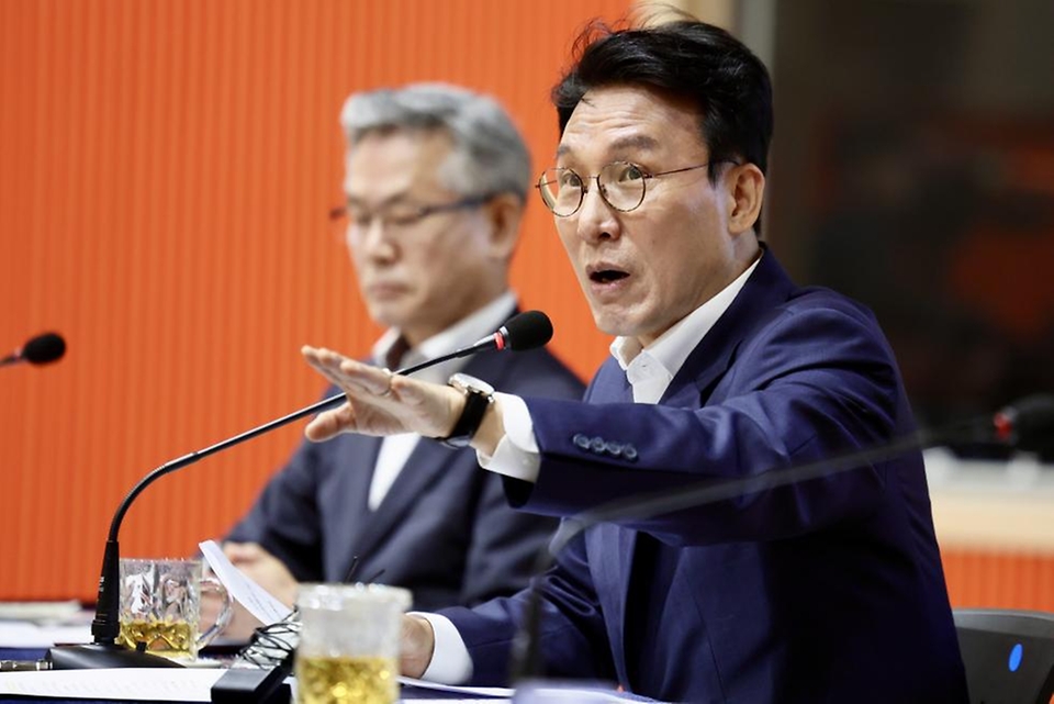 김민석 국무총리가 4월 23일 전남 여수시 여수세계섬박람회 주 행사장인 돌산 진모지구를 방문, 현장을 점검하고 있다.