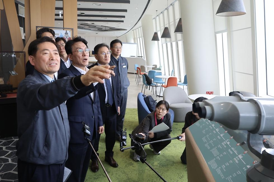 김민석 국무총리가 4월 23일 중동전쟁 비상경제 대응 관련 전남 여수시 LG화학 여수공장을 방문, 현장 상황을 점검하고 있다.