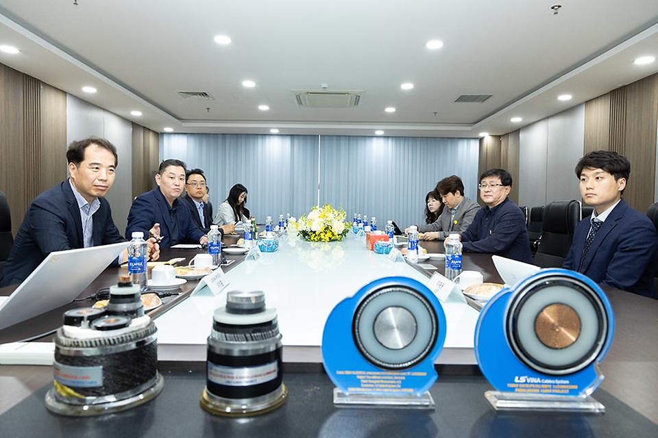 김성환 기후에너지환경부 장관이 4월 22일(현지 시간) 베트남 하이퐁 소재 전력·산업·건설용 케이블을 생산하는 LS VINA를 방문해 주요 제품에 대한 설명을 듣고 생산 과정을 살펴보고 있다.
