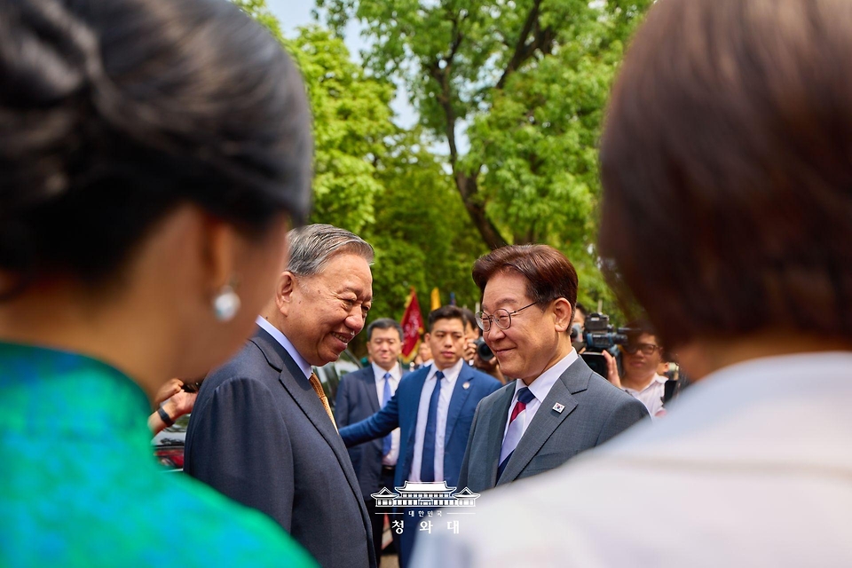 베트남을 국빈 방문 중인 이재명 대통령이 4월 24일(현지 시간) 친교일정을 위해 방문한 하노이 탕롱 황성에서 또 럼 공산당 서기장 겸 국가주석과 인사하고 있다.